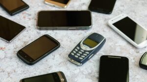 telefoons op een tafel